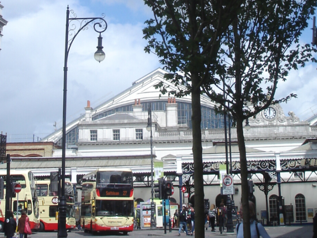 Photo of buses in front of Brighton train station.