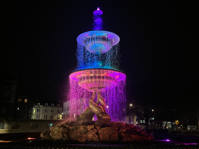 Picture of the illuminated Victoria Fountain