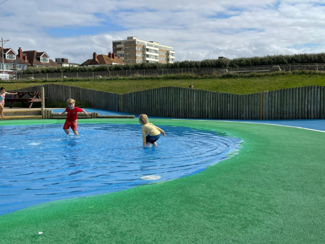 2 children playing at Hove Lagoon paddling pool