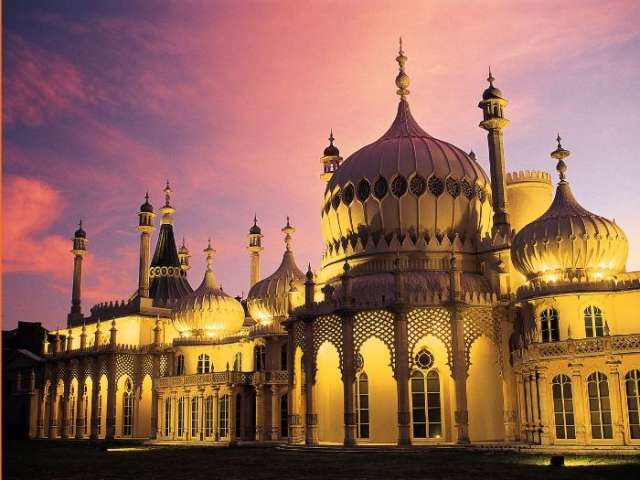 Royal Pavilion lit up at night